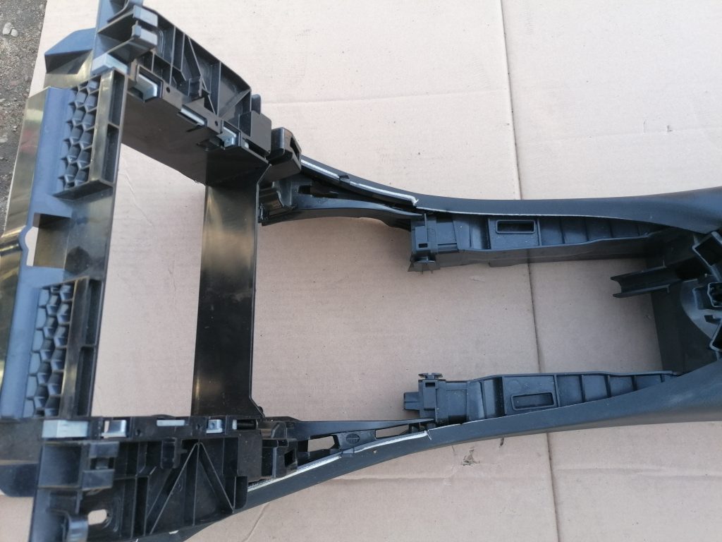 Centrālās konsoles apdares lielākā daļa priekš MERCEDES BENZ CLS 320 2005 3 Centrālās konsoles apdares lielākā daļa priekš MERCEDES BENZ CLS 320 2005