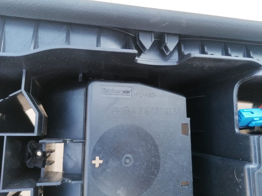 Centrālās konsoles apdares lielākā daļa priekš MERCEDES BENZ CLS 320 2005 5 Centrālās konsoles apdares lielākā daļa priekš MERCEDES BENZ CLS 320 2005