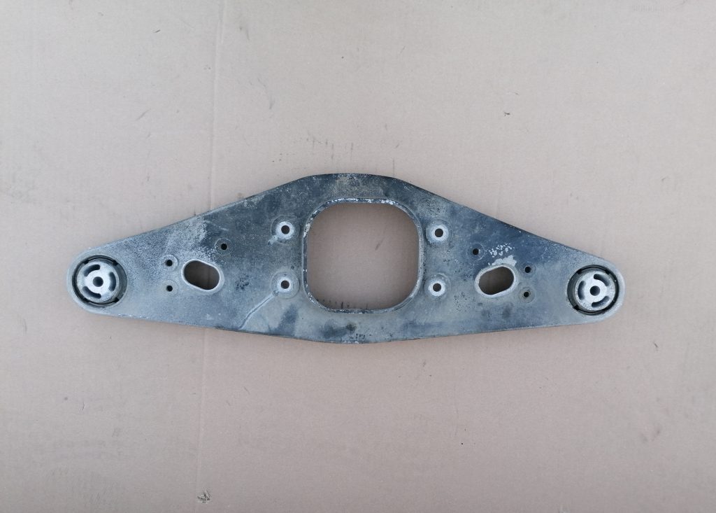 Aizmugurēja reduktora kronšteins priekš MERCEDES BENZ CLS 320 2005 2 Aizmugurēja reduktora kronšteins priekš MERCEDES BENZ CLS 320 2005