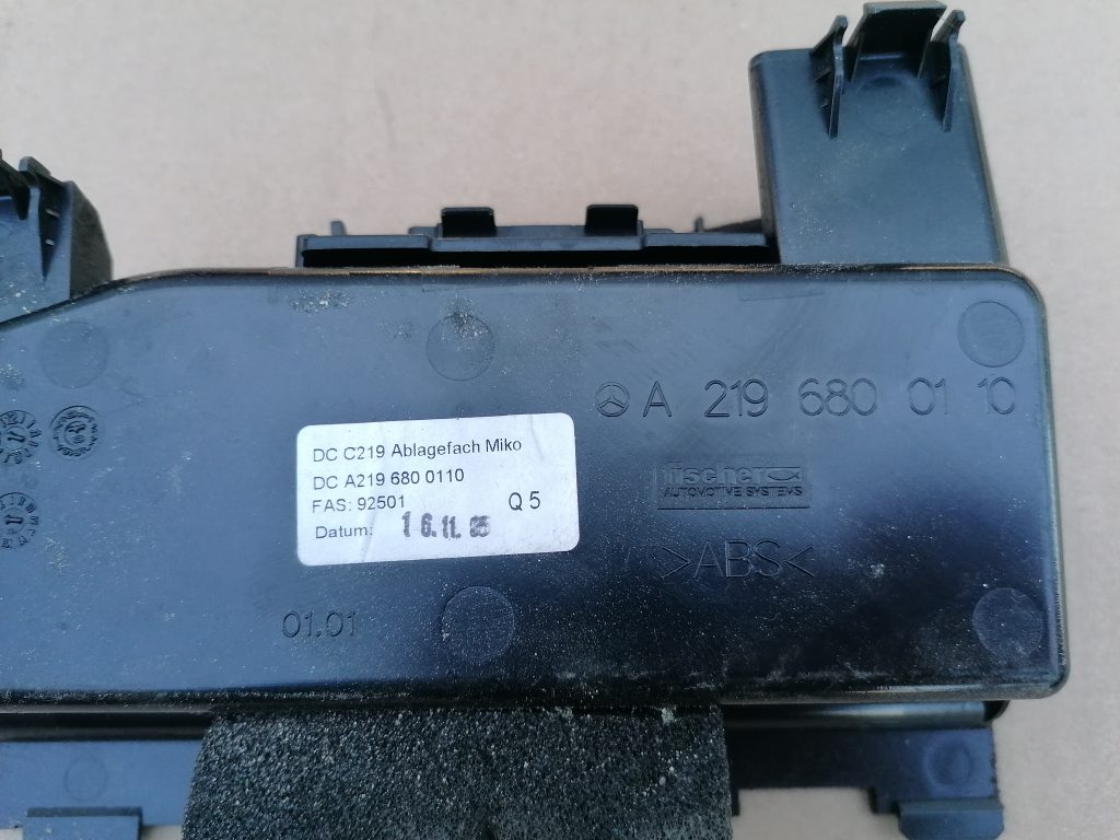 Centrālās konsoles nodalījums priekš MERCEDES BENZ CLS 320 2005 4 Centrālās konsoles nodalījums priekš MERCEDES BENZ CLS 320 2005