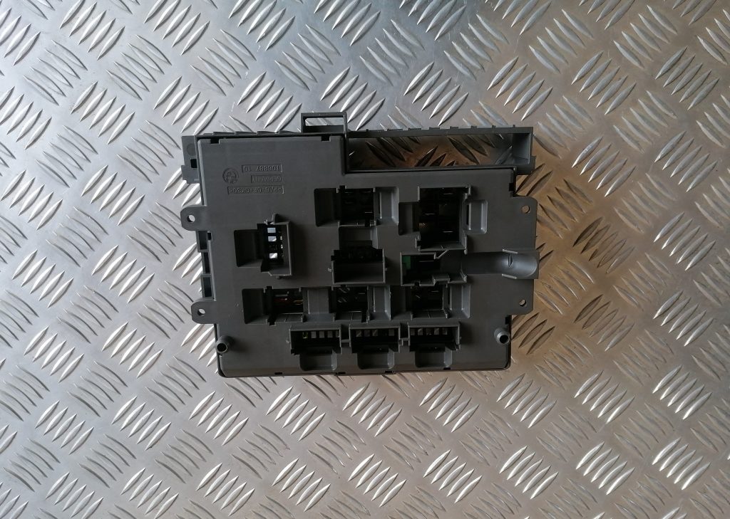 Drošinātāju bloks priekš BMW 1 E87 2009 WHITE 2 Drošinātāju bloks priekš BMW 1 E87 2009 WHITE