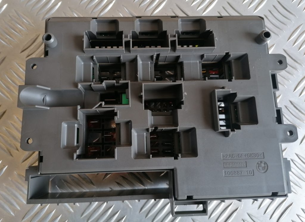 Drošinātāju bloks priekš BMW 1 E87 2009 WHITE 3 Drošinātāju bloks priekš BMW 1 E87 2009 WHITE