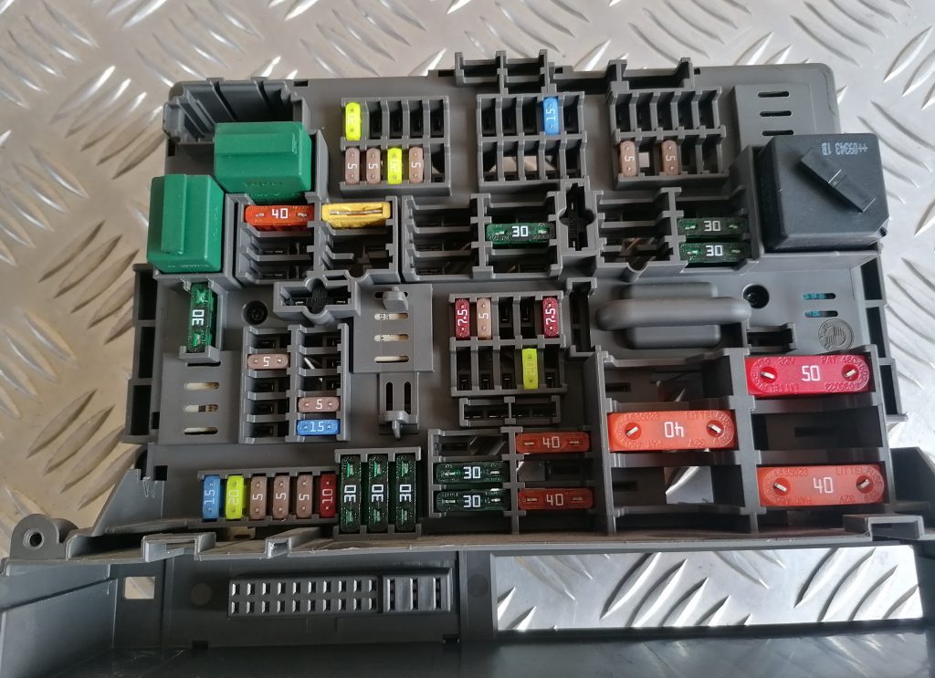 Drošinātāju bloks priekš BMW 1 E87 2009 WHITE 4 Drošinātāju bloks priekš BMW 1 E87 2009 WHITE