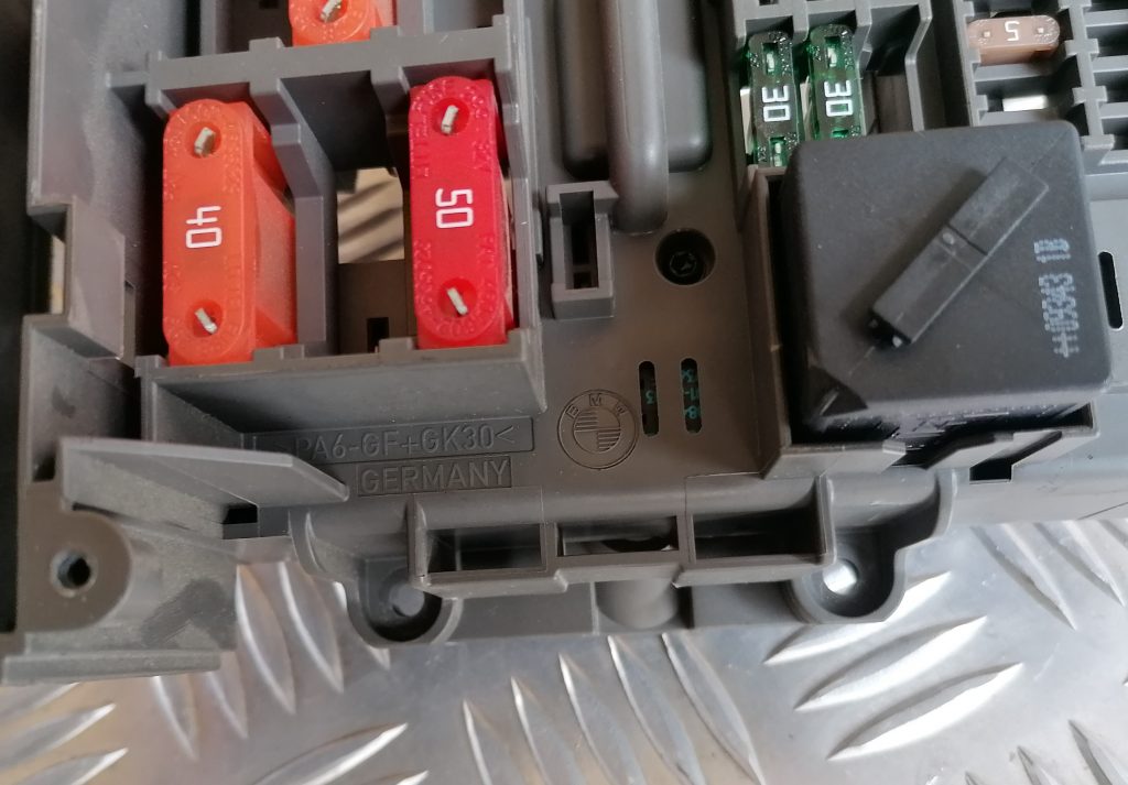 Drošinātāju bloks priekš BMW 1 E87 2009 WHITE 6 Drošinātāju bloks priekš BMW 1 E87 2009 WHITE