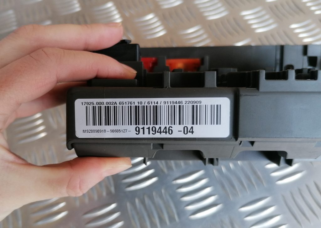 Drošinātāju bloks priekš BMW 1 E87 2009 WHITE 7 Drošinātāju bloks priekš BMW 1 E87 2009 WHITE