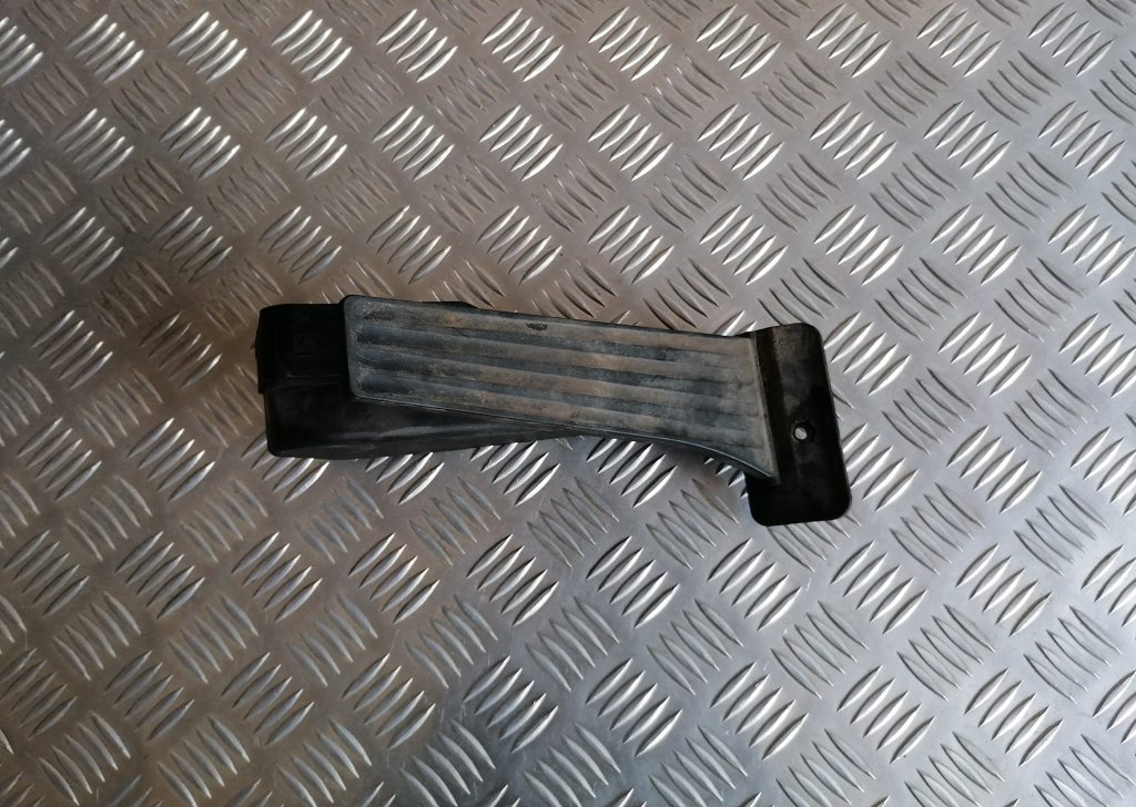 Gāzes pedālis priekš BMW 1 E87 2009 WHITE 2 Gāzes pedālis priekš BMW 1 E87 2009 WHITE