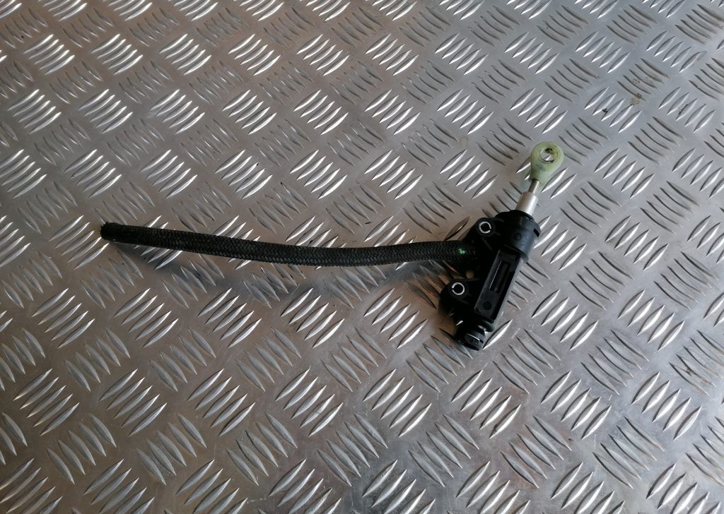 Sajūga galvenais cilindrs priekš BMW 1 E87 2009 WHITE 2 Sajūga galvenais cilindrs priekš BMW 1 E87 2009 WHITE