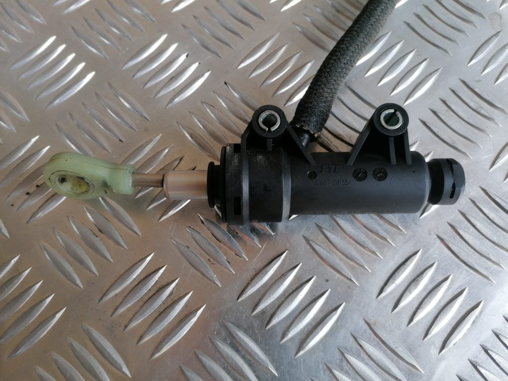 Sajūga galvenais cilindrs priekš BMW 1 E87 2009 WHITE 3 Sajūga galvenais cilindrs priekš BMW 1 E87 2009 WHITE