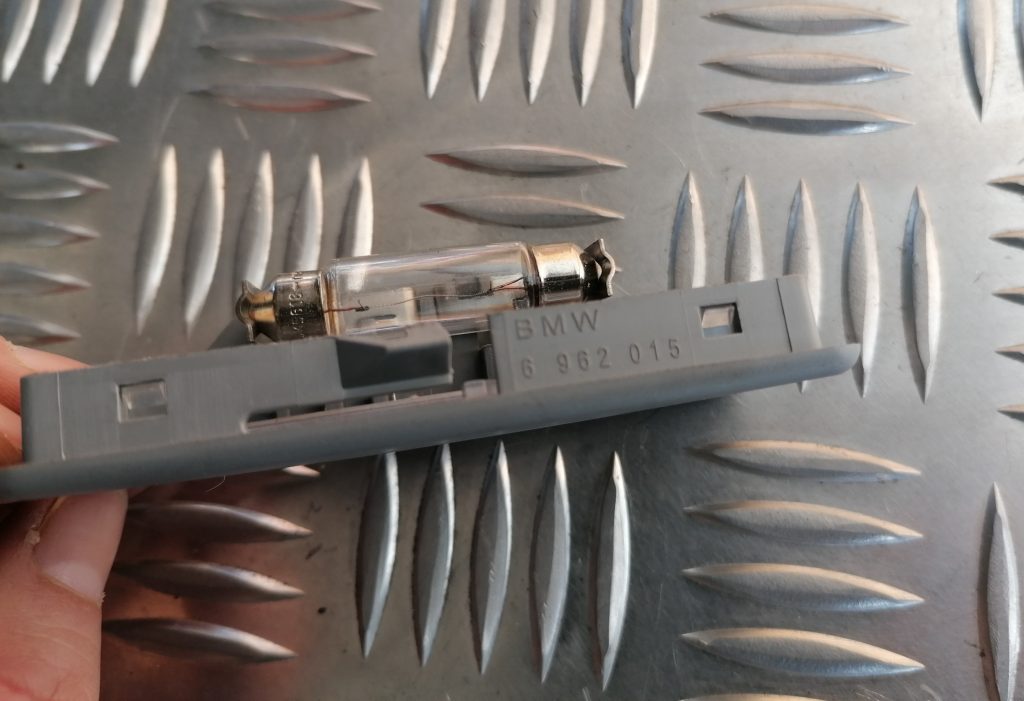 Saules aizsarga apgaismojums priekš BMW 1 E87 2009 WHITE 4 Saules aizsarga apgaismojums priekš BMW 1 E87 2009 WHITE