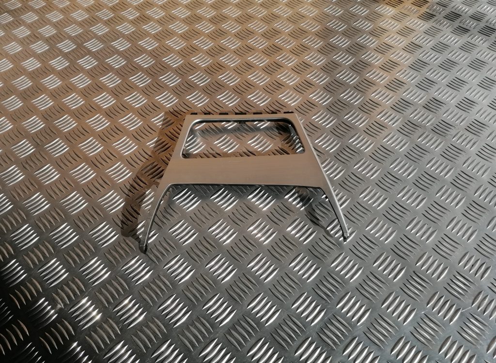 Centrālās konsoles dekoratīvais rāmis priekš BMW 1 E87 2009 WHITE 1 Centrālās konsoles dekoratīvais rāmis priekš BMW 1 E87 2009 WHITE