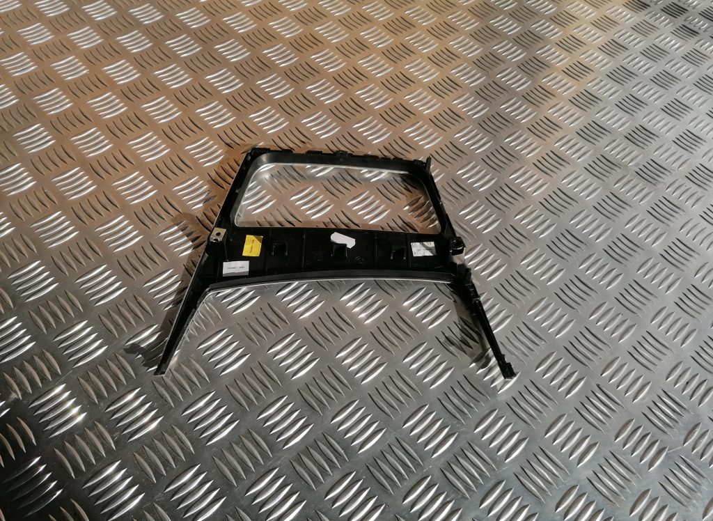 Centrālās konsoles dekoratīvais rāmis priekš BMW 1 E87 2009 WHITE 2 Centrālās konsoles dekoratīvais rāmis priekš BMW 1 E87 2009 WHITE