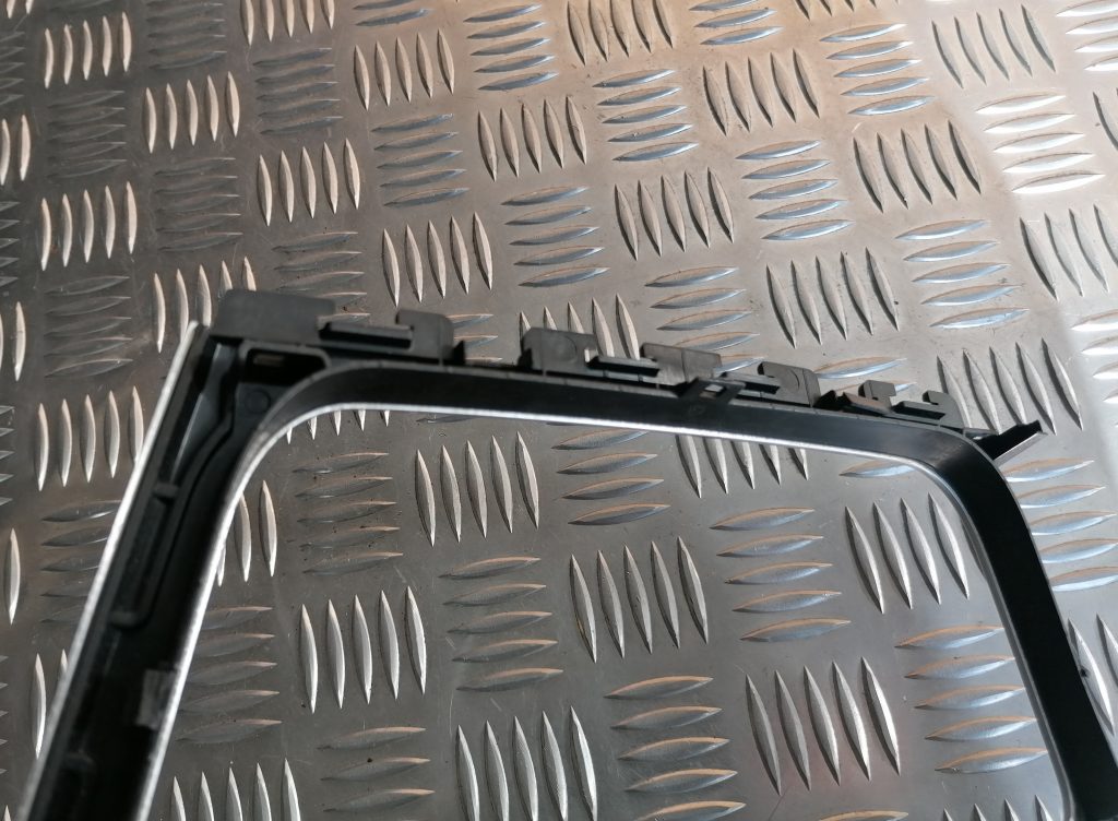 Centrālās konsoles dekoratīvais rāmis priekš BMW 1 E87 2009 WHITE 4 Centrālās konsoles dekoratīvais rāmis priekš BMW 1 E87 2009 WHITE