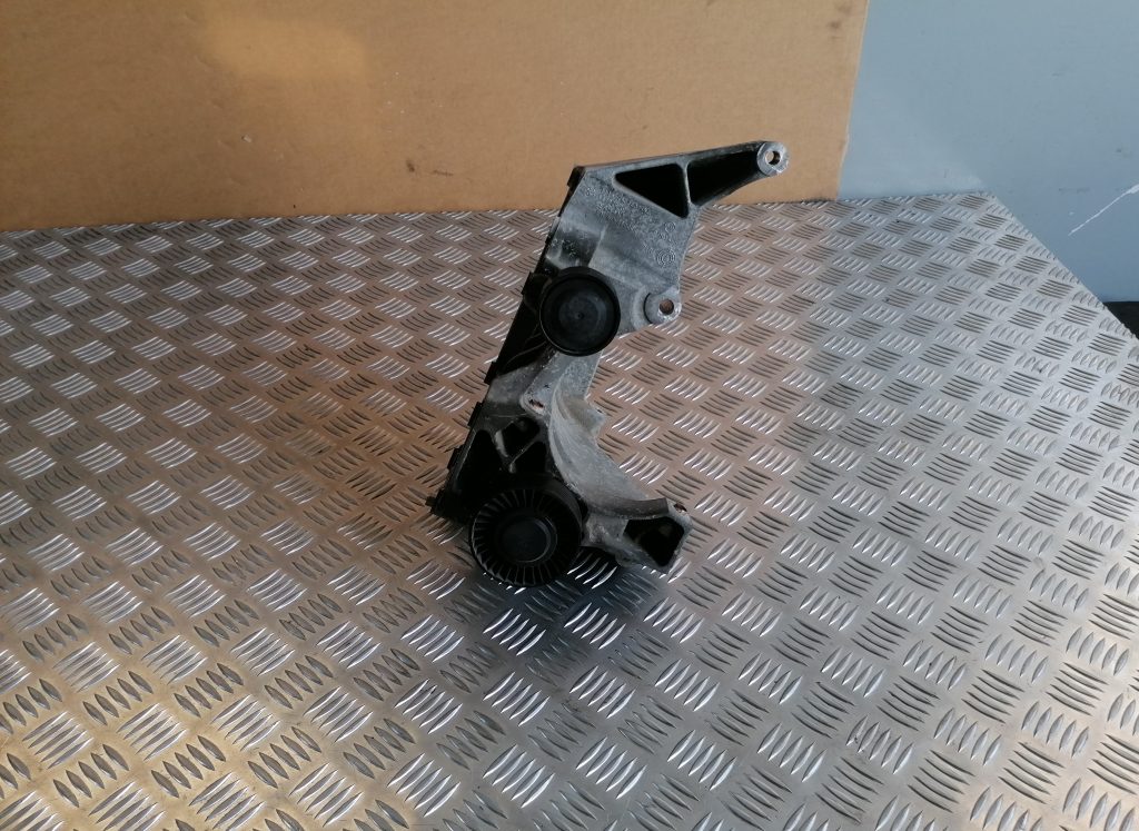 Ģeneratora kronšteins priekš BMW 1 E87 2009 WHITE 2 Ģeneratora kronšteins priekš BMW 1 E87 2009 WHITE