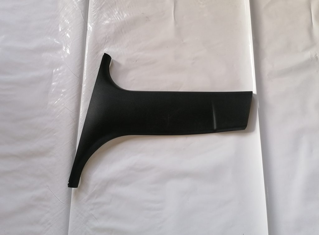 Vidējas salona statnes apdare priekš BMW 1 E87 2009 WHITE 1 Vidējas salona statnes apdare priekš BMW 1 E87 2009 WHITE