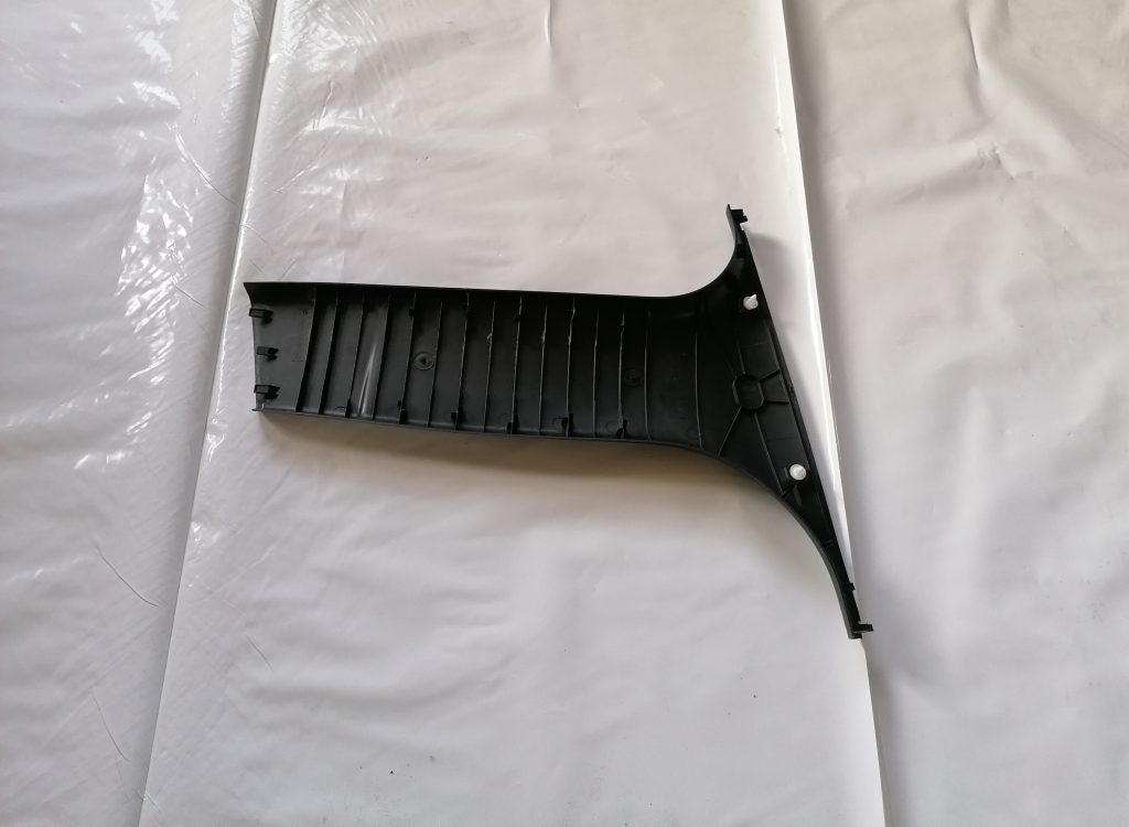 Vidējas salona statnes apdare priekš BMW 1 E87 2009 WHITE 2 Vidējas salona statnes apdare priekš BMW 1 E87 2009 WHITE