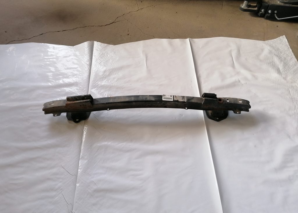 Aizmugurējā bufera pastiprinātājs priekš BMW 1 E87 2009 WHITE 1 Aizmugurējā bufera pastiprinātājs priekš BMW 1 E87 2009 WHITE