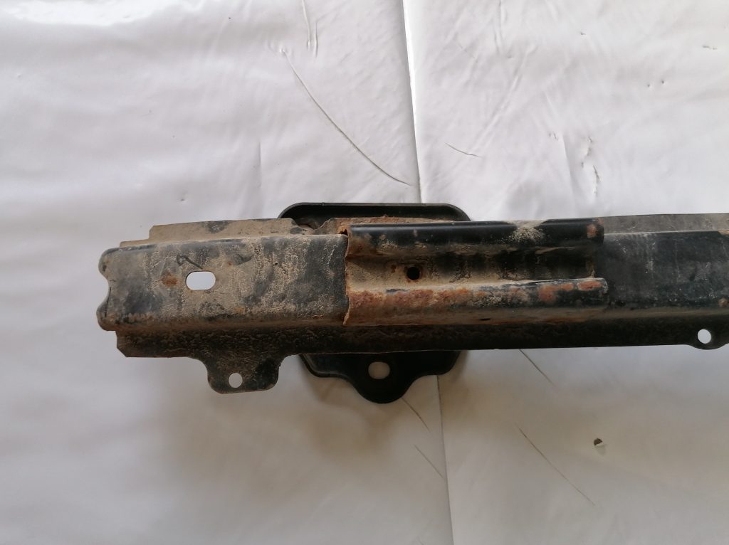 Aizmugurējā bufera pastiprinātājs priekš BMW 1 E87 2009 WHITE 2 Aizmugurējā bufera pastiprinātājs priekš BMW 1 E87 2009 WHITE