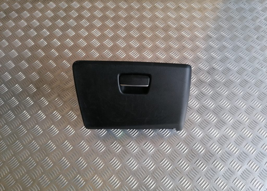 Mantu glabāšanas nodalījums pasažiera pusē priekš BMW 1 E87 2009 WHITE 1 Mantu glabāšanas nodalījums pasažiera pusē priekš BMW 1 E87 2009 WHITE