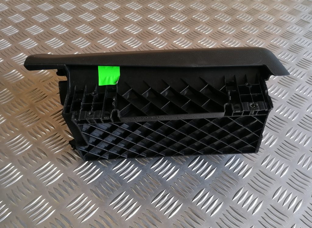 Mantu glabāšanas nodalījums pasažiera pusē priekš BMW 1 E87 2009 WHITE 3 Mantu glabāšanas nodalījums pasažiera pusē priekš BMW 1 E87 2009 WHITE