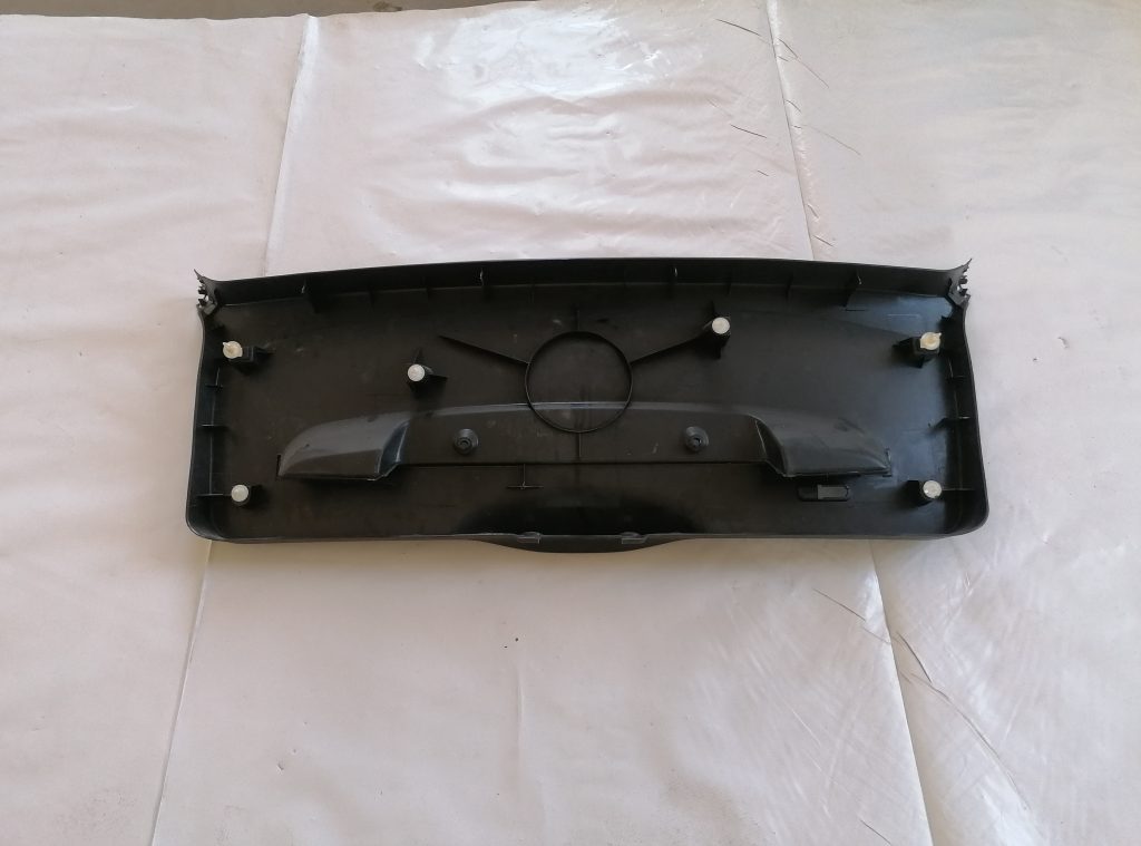 Bagāžnieka vāka liela apdare priekš BMW 1 E87 2009 WHITE 2 Bagāžnieka vāka liela apdare priekš BMW 1 E87 2009 WHITE