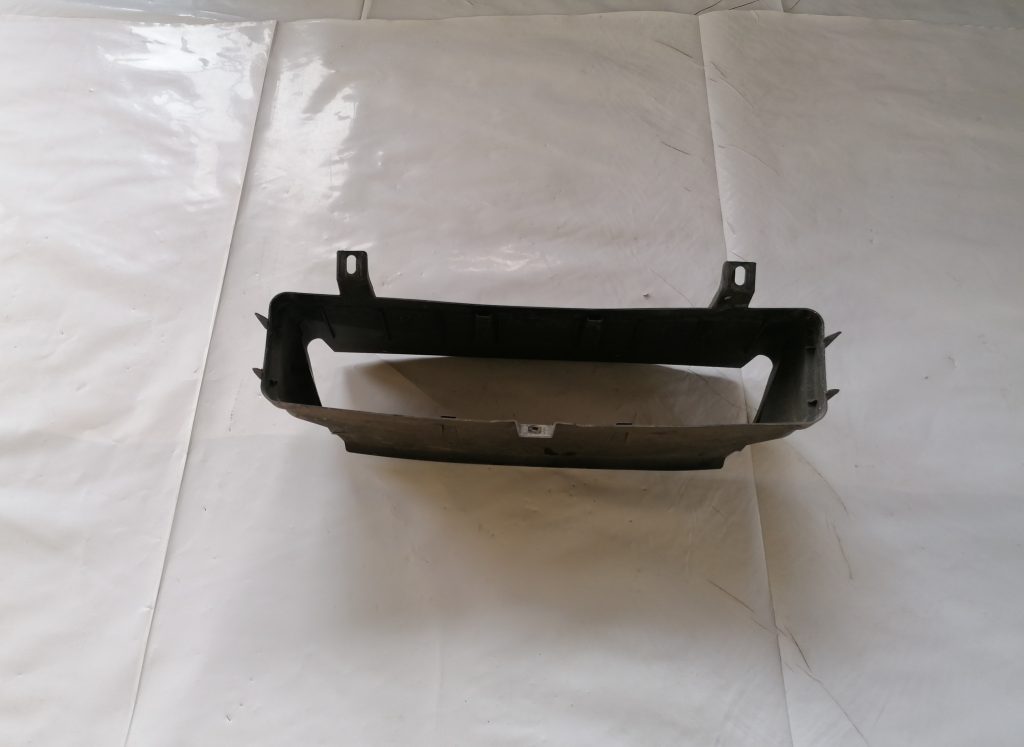 Ieplūdes gaisa deflektors/Difuzors priekš BMW 1 E87 2009 WHITE 2 Ieplūdes gaisa deflektors/Difuzors priekš BMW 1 E87 2009 WHITE