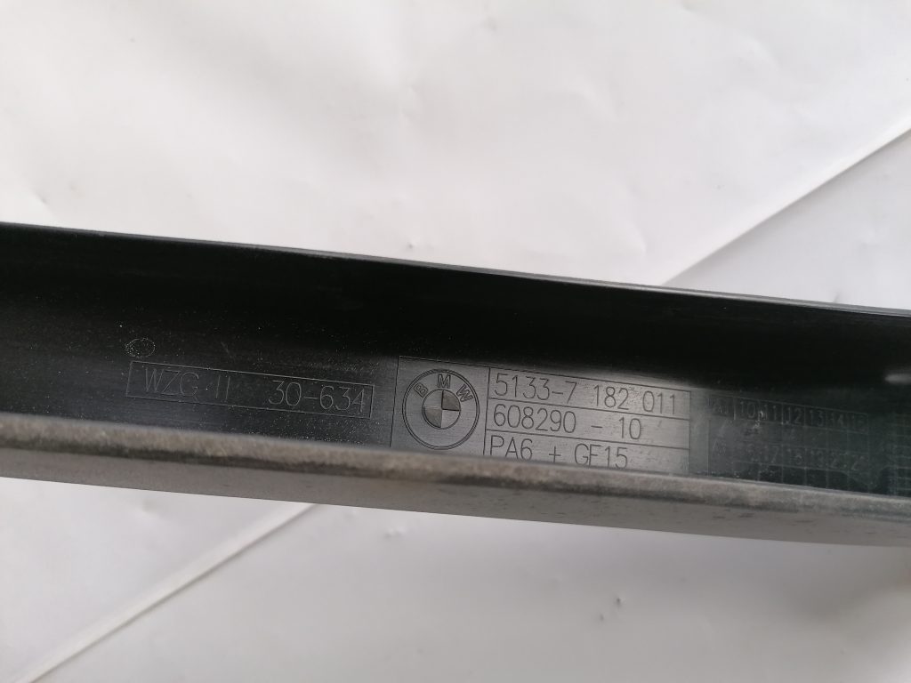 Priekšējo kreiso durvju moldings priekš BMW 1 E87 2009 WHITE 3 Priekšējo kreiso durvju moldings priekš BMW 1 E87 2009 WHITE