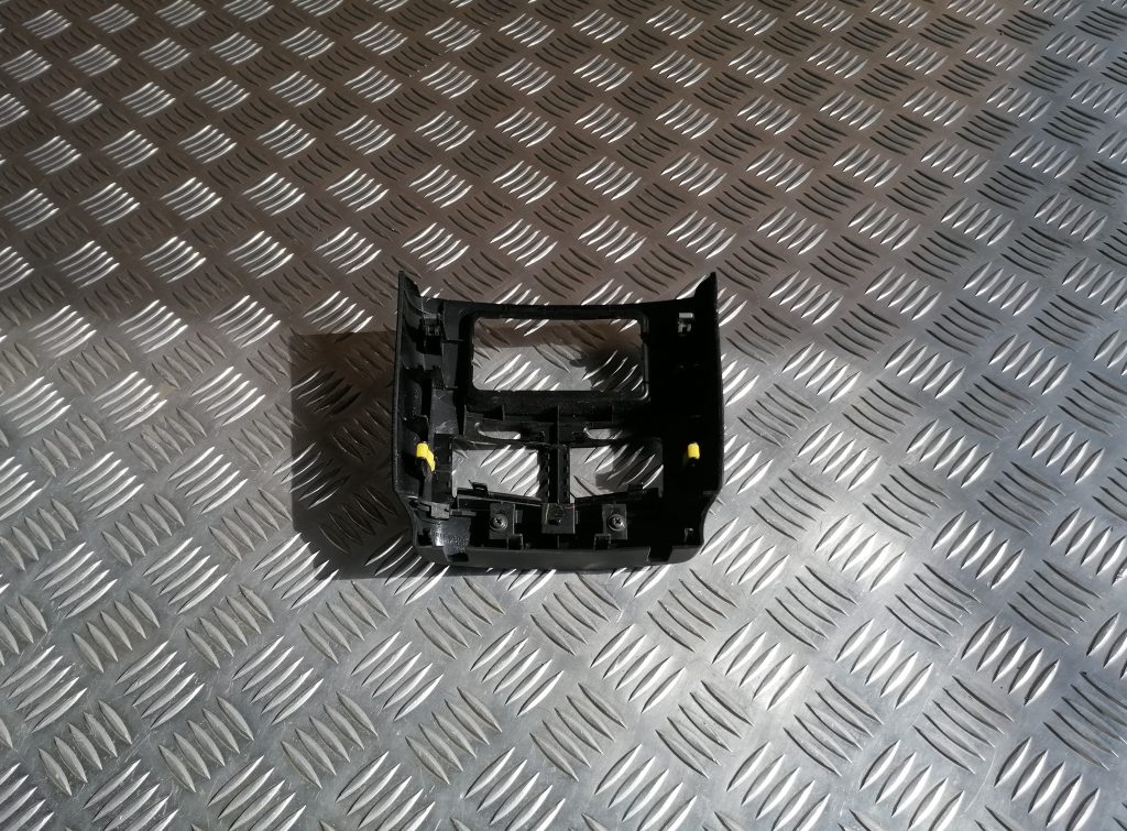 Centrālās konsoles (apdares) aizmugurēja daļa priekš LEXUS IS250 2007 2 Centrālās konsoles (apdares) aizmugurēja daļa priekš LEXUS IS250 2007