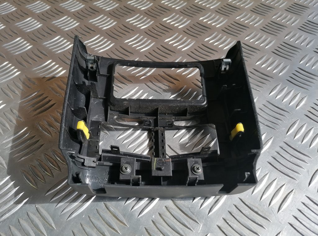 Centrālās konsoles (apdares) aizmugurēja daļa priekš LEXUS IS250 2007 3 Centrālās konsoles (apdares) aizmugurēja daļa priekš LEXUS IS250 2007