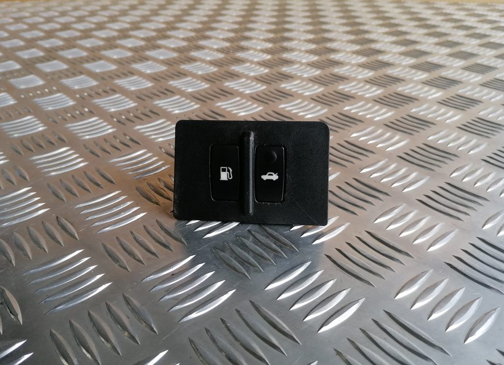 Degvielas tvertnes atvēršanas poga priekš LEXUS IS250 2007 1 Degvielas tvertnes atvēršanas poga priekš LEXUS IS250 2007