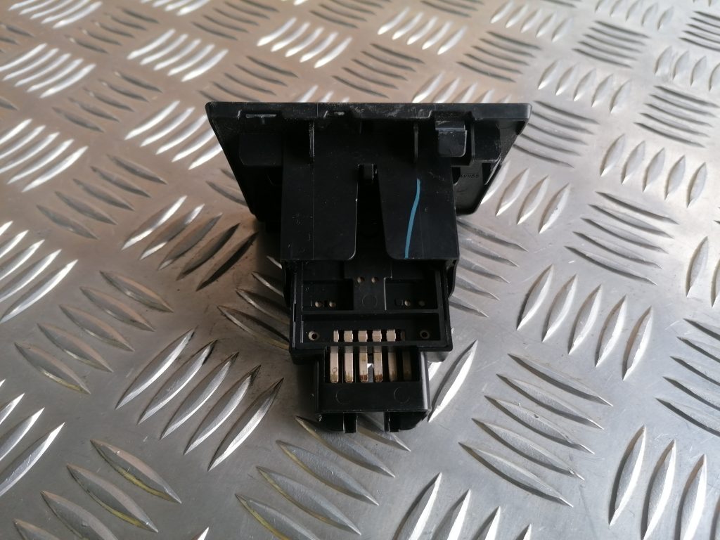 Degvielas tvertnes atvēršanas poga priekš LEXUS IS250 2007 2 Degvielas tvertnes atvēršanas poga priekš LEXUS IS250 2007