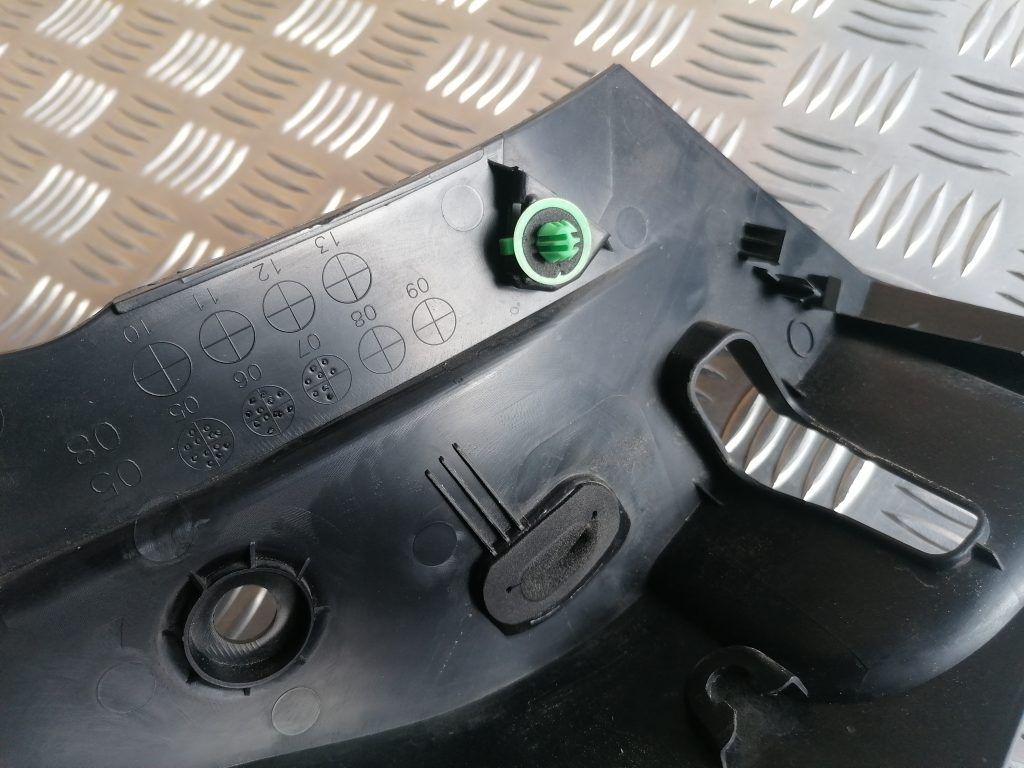 Aizmugurējo kreiso durvju apdare priekš LEXUS IS250 2007 4 Aizmugurējo kreiso durvju apdare priekš LEXUS IS250 2007