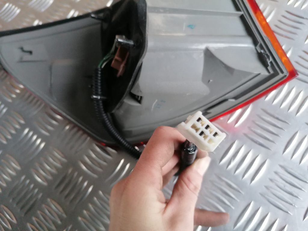 Aizmugurējais labais lukturis priekš LEXUS IS250 2007 5 Aizmugurējais labais lukturis priekš LEXUS IS250 2007