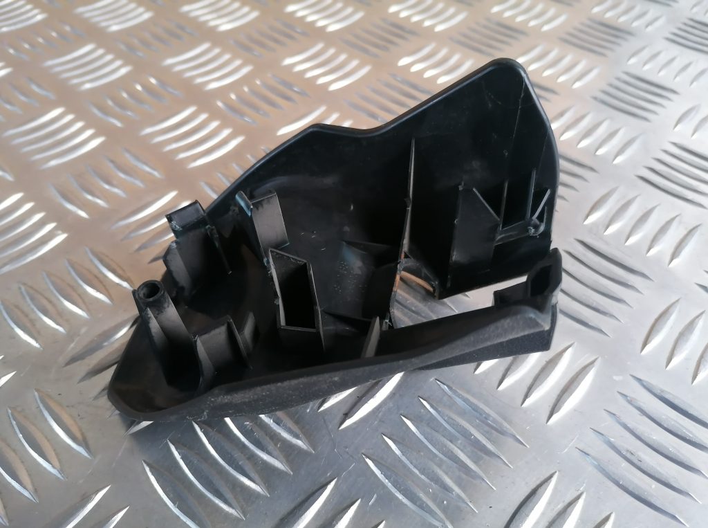 Priekšējā kreisā sēdekļa sliežu apdare priekš LEXUS IS250 2007 2 Priekšējā kreisā sēdekļa sliežu apdare priekš LEXUS IS250 2007