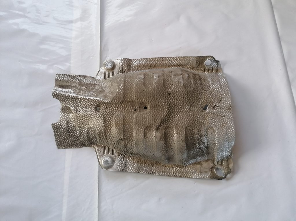 Izpūtēja sistēmas karstuma aizsargs priekš LEXUS IS250 2007 2 Izpūtēja sistēmas karstuma aizsargs priekš LEXUS IS250 2007