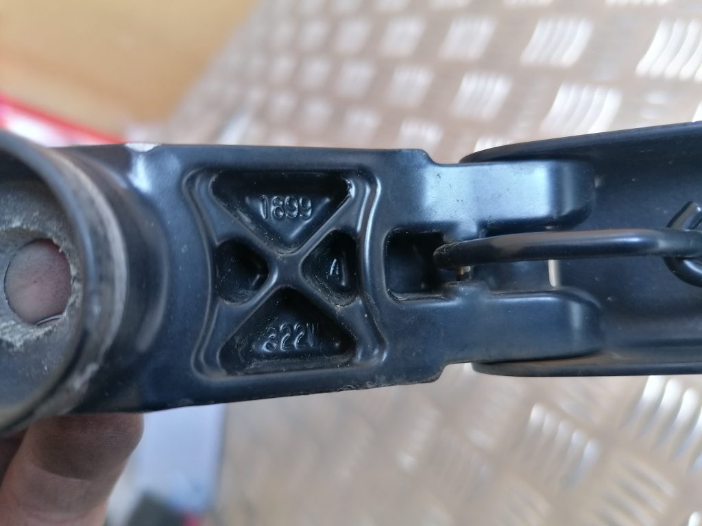 Vējstikla slotiņa priekš LEXUS IS250 2007 3 Vējstikla slotiņa priekš LEXUS IS250 2007