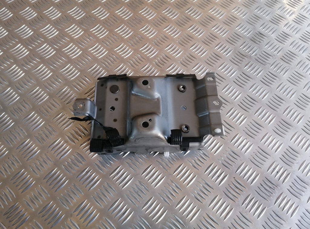 Priekšēja bufera pastiprinātāja kronšteins priekš LEXUS IS250 2007 2 Priekšēja bufera pastiprinātāja kronšteins priekš LEXUS IS250 2007