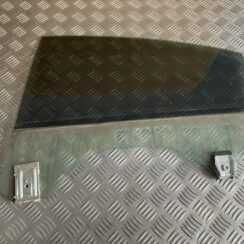 Aizmugurējo kreiso durvju stikls priekš MERCEDES BENZ CLS 320 2005