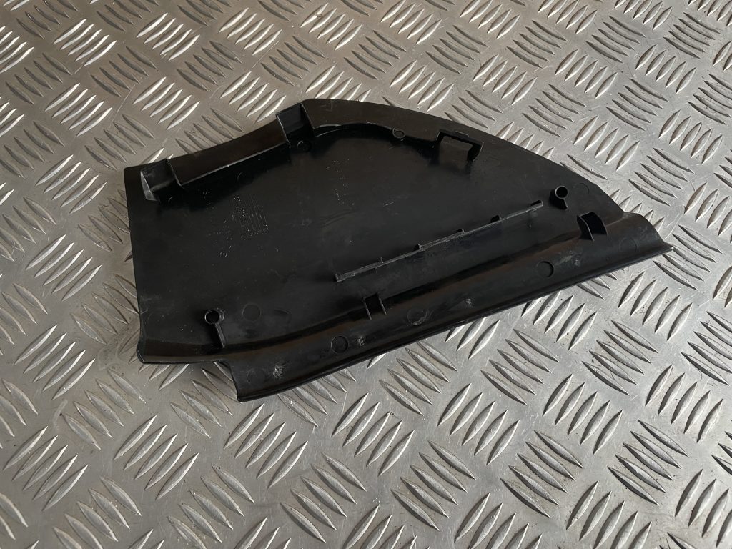 Mērinstrumentu paneļa sānu apdare priekš MERCEDES BENZ CLS 320 2005 2 Mērinstrumentu paneļa sānu apdare priekš MERCEDES BENZ CLS 320 2005