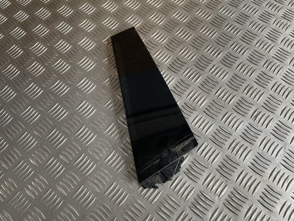 Durvju stikla moldings priekš MERCEDES BENZ CLS 320 2005 1 Durvju stikla moldings priekš MERCEDES BENZ CLS 320 2005