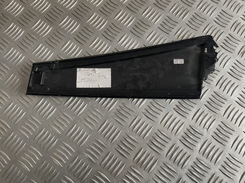 Durvju stikla moldings priekš MERCEDES BENZ CLS 320 2005 2 Durvju stikla moldings priekš MERCEDES BENZ CLS 320 2005