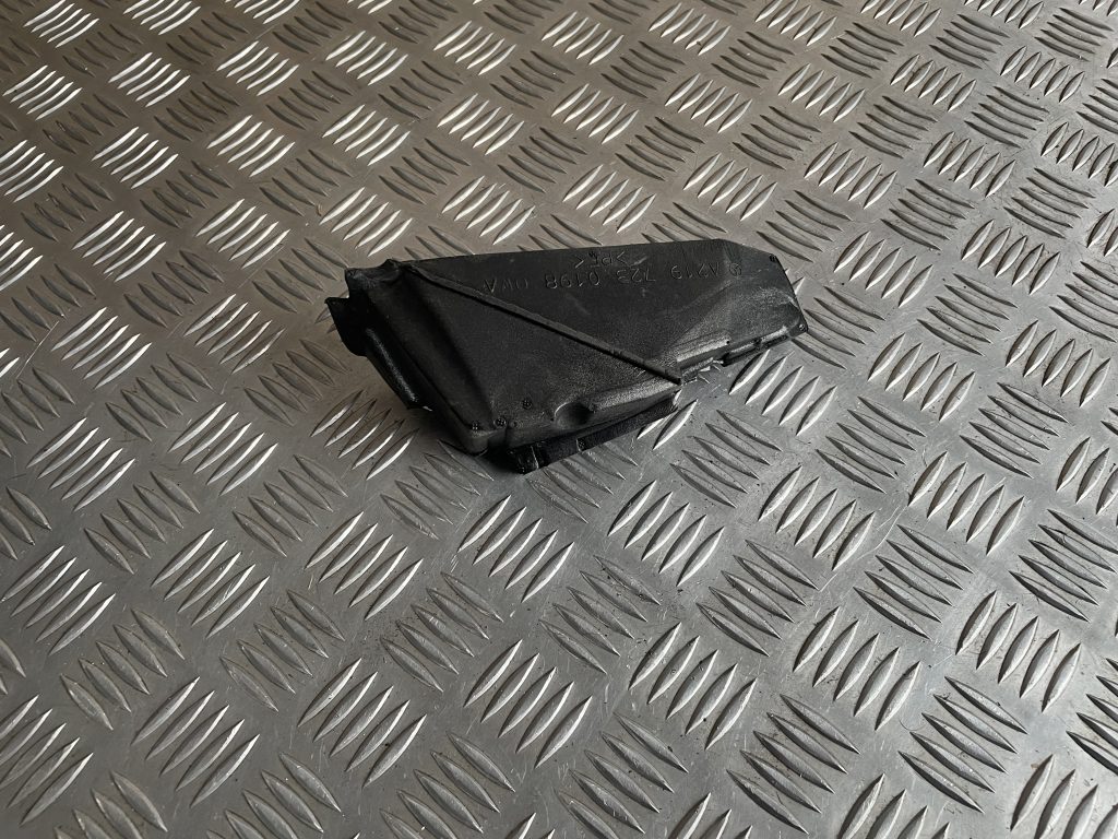 Priekšējo kreiso durvju apdare priekš MERCEDES BENZ CLS 320 2005 2 Priekšējo kreiso durvju apdare priekš MERCEDES BENZ CLS 320 2005