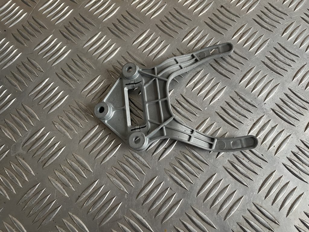 Salona atpakaļskata spoguļa kronšteins priekš MERCEDES BENZ CLS 320 2005 2 Salona atpakaļskata spoguļa kronšteins priekš MERCEDES BENZ CLS 320 2005