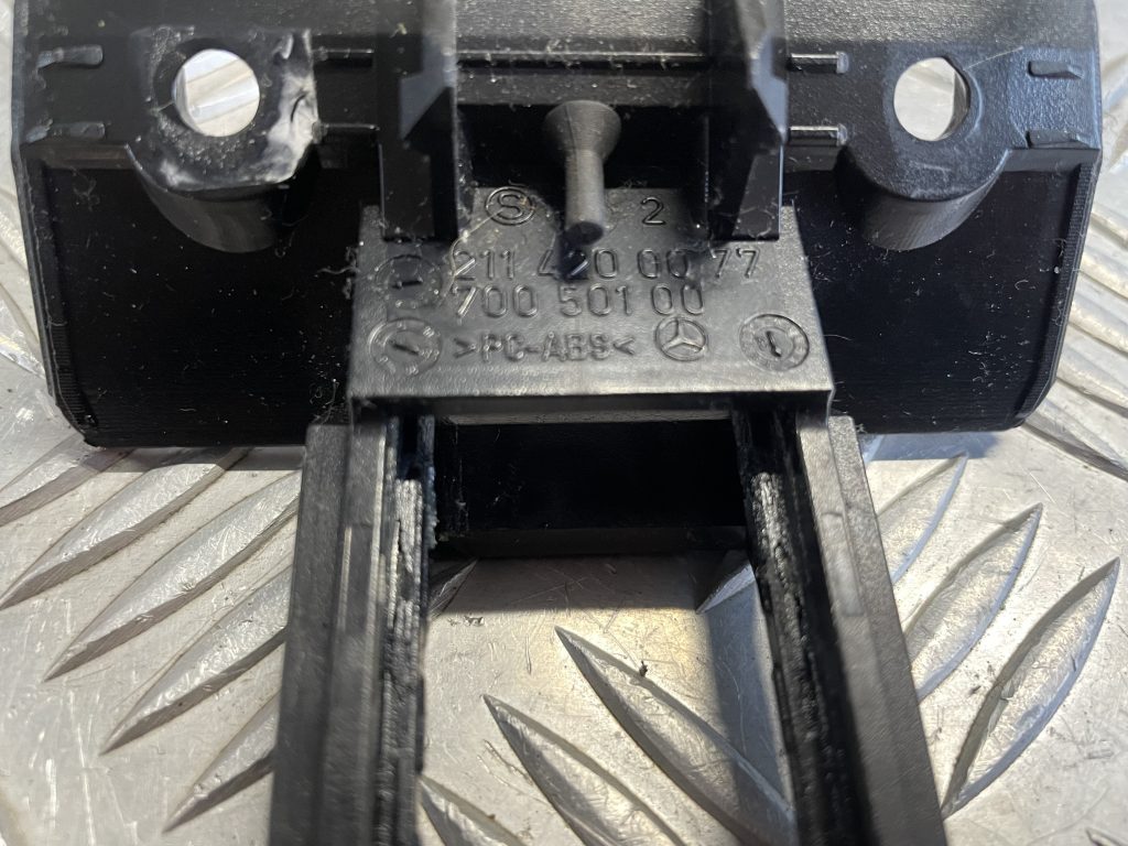 Stāvbremzes ieslēgšanas pogas kronšteins priekš MERCEDES BENZ CLS 320 2005 3 Stāvbremzes ieslēgšanas pogas kronšteins priekš MERCEDES BENZ CLS 320 2005