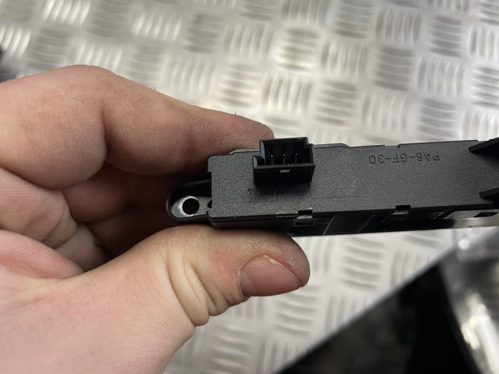 Parkošanās devēju poga priekš MERCEDES BENZ CLS 320 2005 4 Parkošanās devēju poga priekš MERCEDES BENZ CLS 320 2005