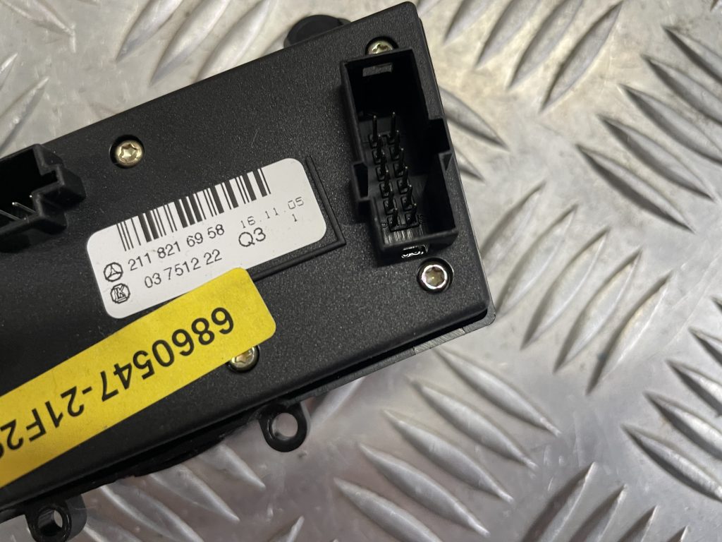 Parkošanās devēju poga priekš MERCEDES BENZ CLS 320 2005 5 Parkošanās devēju poga priekš MERCEDES BENZ CLS 320 2005