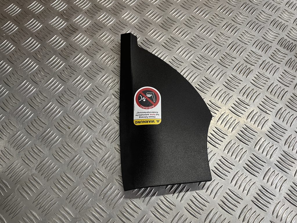 Mērinstrumentu paneļa sānu apdare priekš MERCEDES BENZ CLS 320 2005 1 Mērinstrumentu paneļa sānu apdare priekš MERCEDES BENZ CLS 320 2005