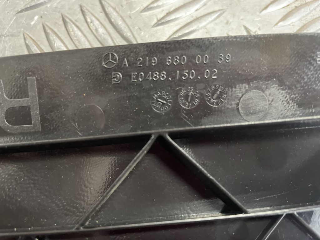 Mērinstrumentu paneļa sānu apdare priekš MERCEDES BENZ CLS 320 2005 3 Mērinstrumentu paneļa sānu apdare priekš MERCEDES BENZ CLS 320 2005