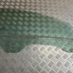 Priekšējo labo durvju stikls priekš MERCEDES BENZ CLS 320 2005