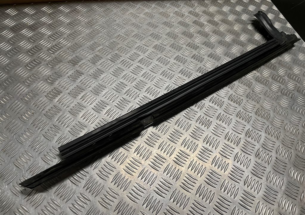 Priekšējo labo durvju moldings priekš MERCEDES BENZ CLS 320 2005 2 Priekšējo labo durvju moldings priekš MERCEDES BENZ CLS 320 2005