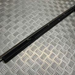 Priekšējo labo durvju moldings priekš MERCEDES BENZ CLS 320 2005